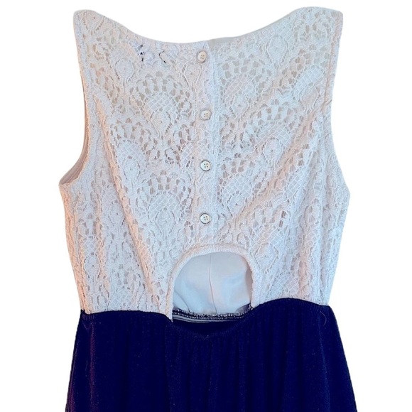 LACE Dress - Picture 4 of 9